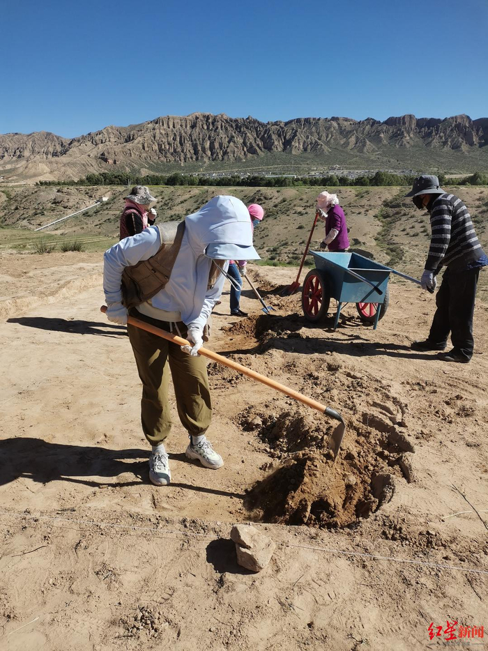 ↑田野考古发掘现场