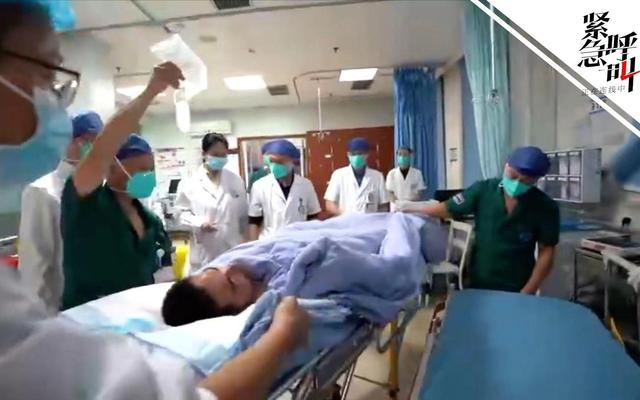 甘宇在四川大学华西医院接受治疗。新京报我们视频截图
