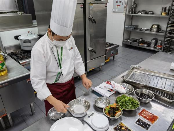 题图为预制菜研发人员的操作台 本文照片、视频均作者拍摄