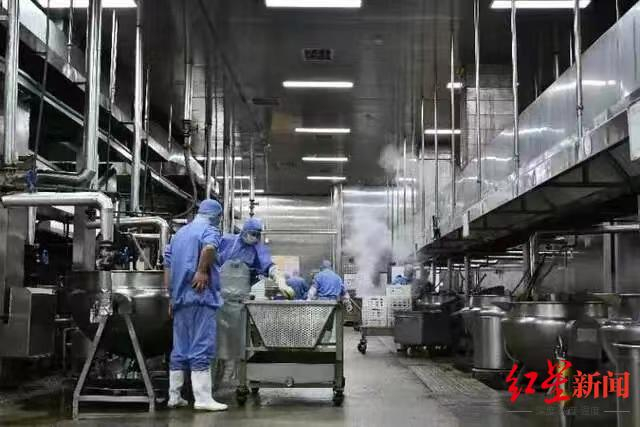 ↑预制菜企业生产车间 受访者供图