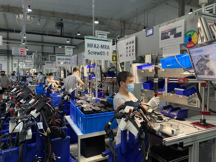 廊坊莱尼线束系统有限公司，工作人员正在进行产品组装。　高澍摄