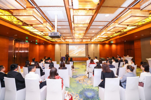 　　企业客户聆听解决方案介绍并做互动沟通