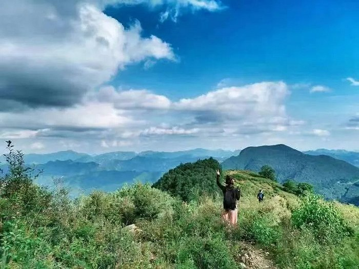 ▲ 宋琳琳在百花山徒步，在山顶和云海、群山合影。图 / 受访者提供