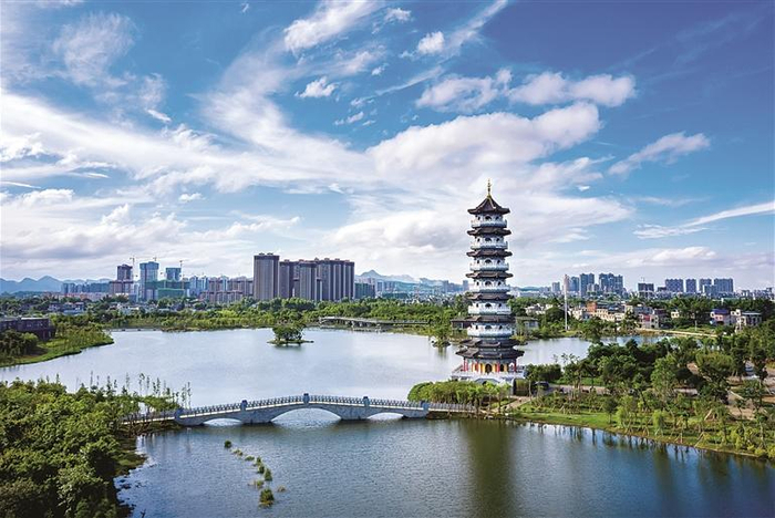 柳江新城区岜公塘湿地公园天蓝水碧（覃海南 摄）