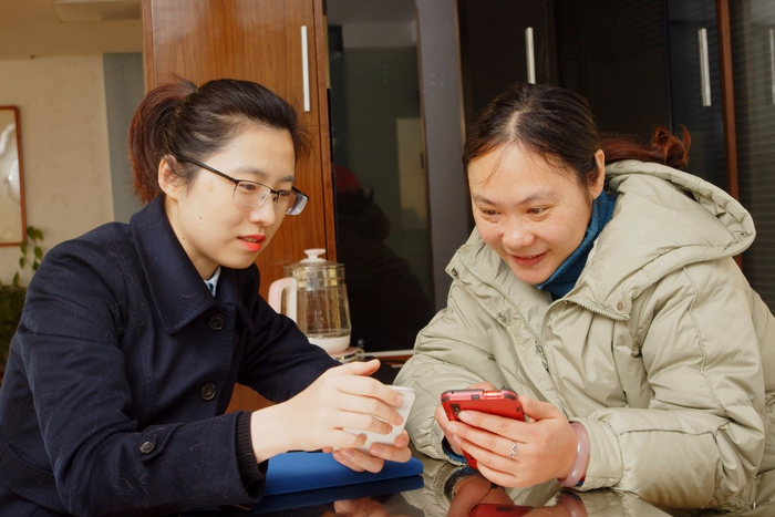 安徽分行大力发展“数字普惠”解决小微企业融资难、融资贵、融资慢问题，图为客户经理向小微企业主介绍“智慧快贷”产品。