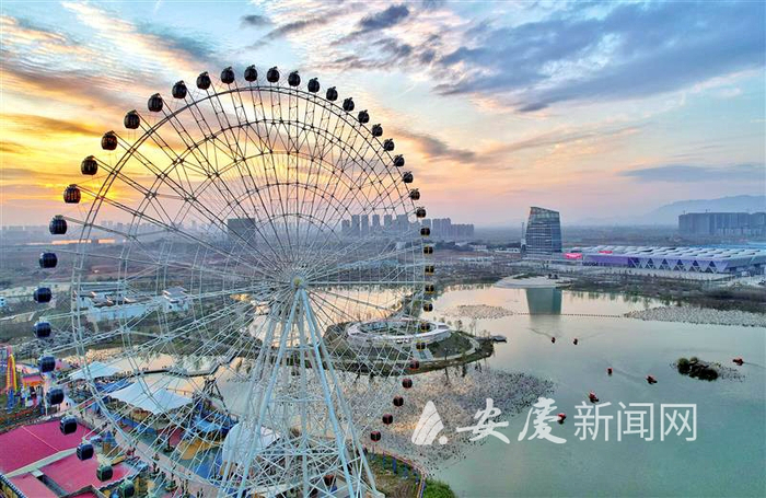 　　安庆东翼快速发展，会展中心、欢乐世界等成为宜城板块新地标。 全媒体记者 王政 摄