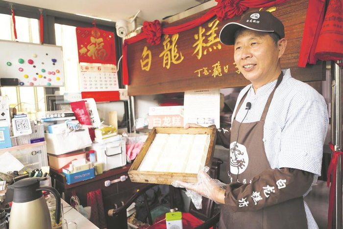     陆建强展示吕巷白龙糕 受访者 供图