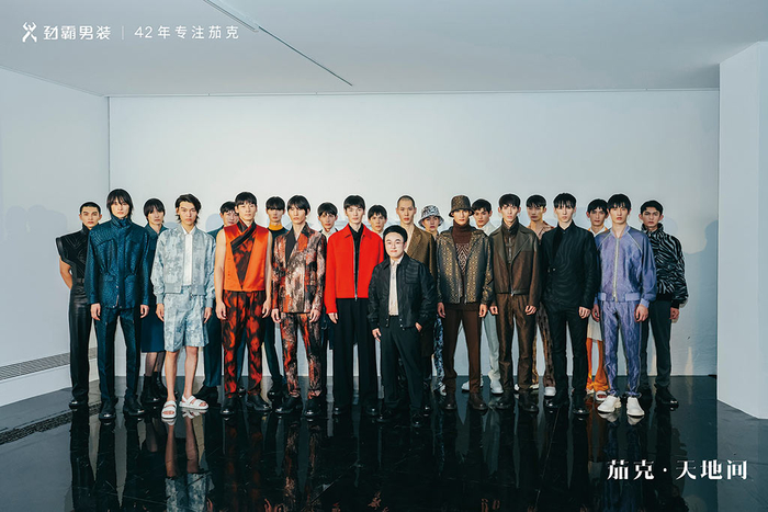 总策划、劲霸男装CEO兼创意总监洪伯明与模特合影