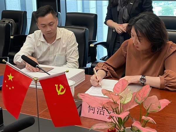 　　广州科悦运营管理有限公司总经理何洁莹女士代表签字验收