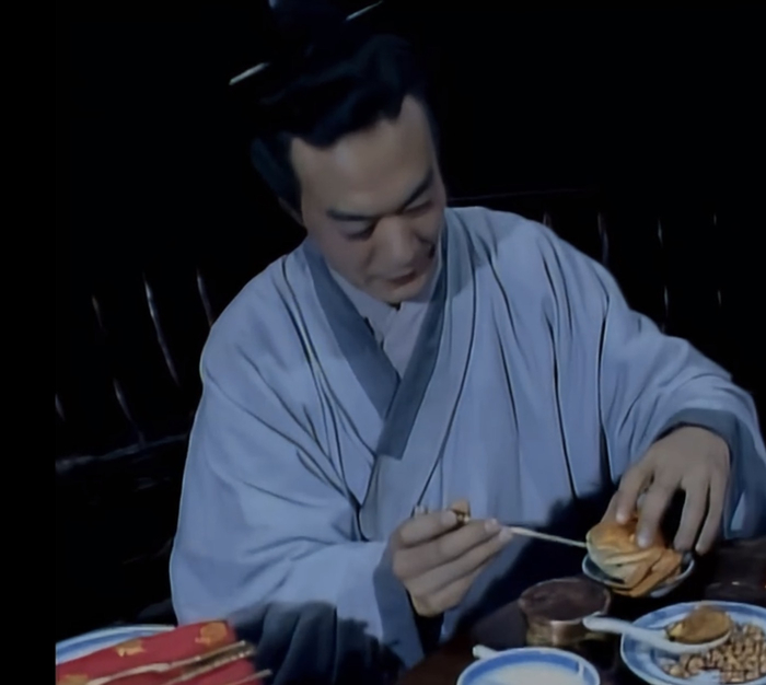 87版红楼中专门拍摄了用“蟹八件”吃大闸蟹的场景 影视截图