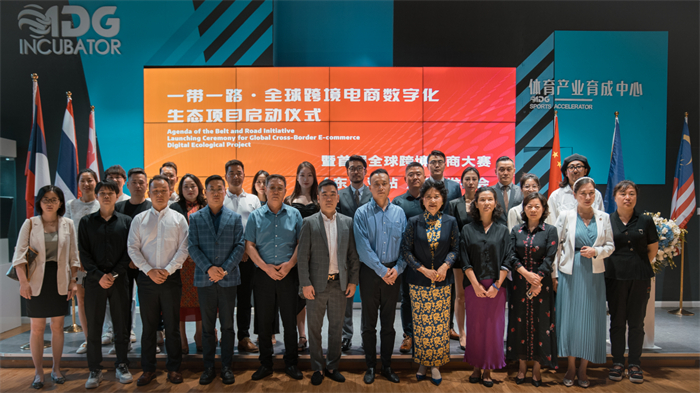 　　新闻发布会大合影