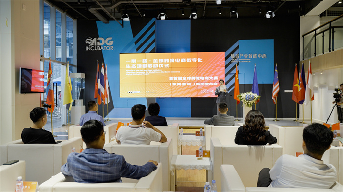 　　主持人宣布新闻发布会开始