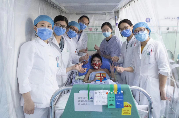 天佑和医生护士合影。（受访者供图）