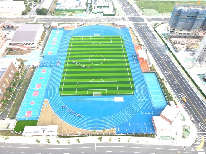 新吴实验中学，将操场地下空间拓展为停车场。
