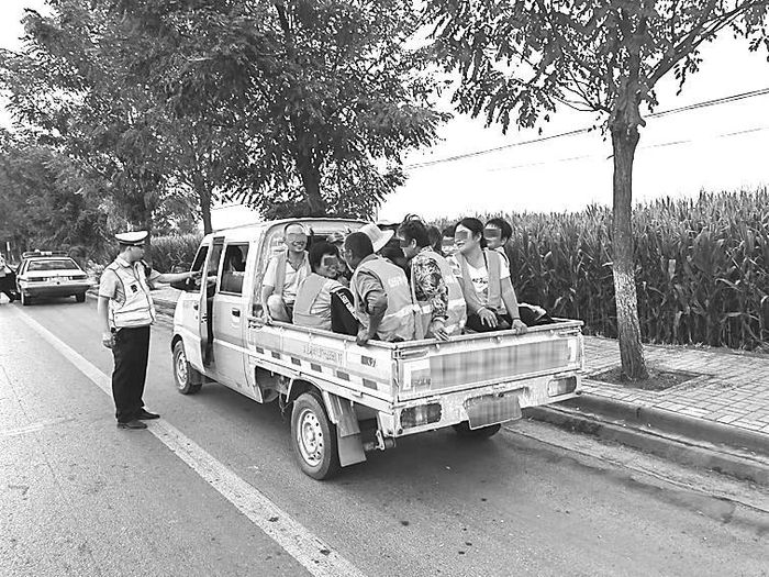         图为民警对陈某的交通违法行为进行现场查处。    刘梦蕊　摄