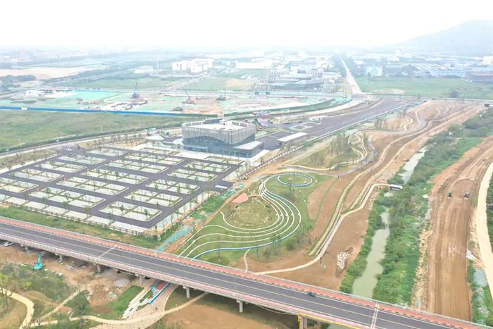 滨湖区度假区公共交通换乘中心景区停车场。