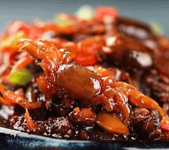  这种螃蟹只能连壳吃，父辈们说补钙，等到我们长大了，发现它下酒很棒 网络截图