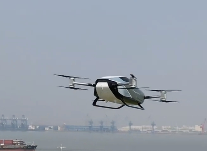 小鹏汇天飞行汽车飞跃珠江 图源：小鹏汇天微博