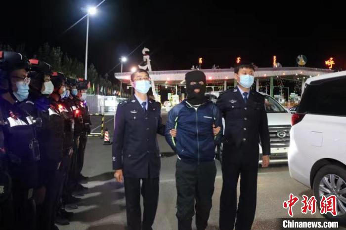 图为27年前抢劫杀人案犯罪嫌疑人被押解回呼和浩特。新城区公安分局供图