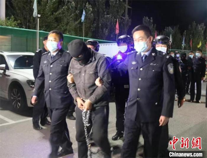 图为27年前抢劫杀人案犯罪嫌疑人被押解回呼和浩特。新城区公安分局供图