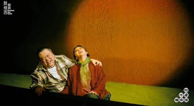 金岩在话剧《我不是潘金莲》中饰演“赵大头”。  鼓楼西戏剧供图