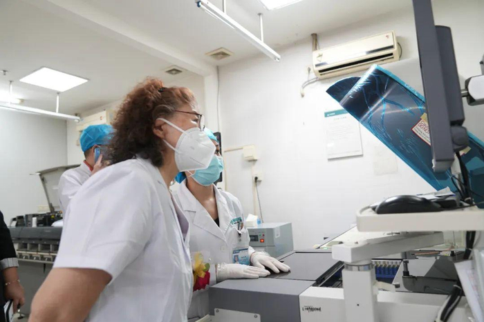 　　▲ 郭小奇教授到检验科进行参观指导,并对我院检验设备给予高度评价