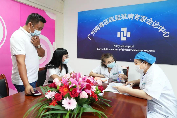 　　▲ 郭小奇教授与我院专家联合会诊特殊病例