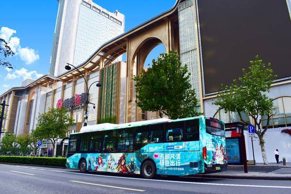 　　【图为杭州绿色出行公交车】