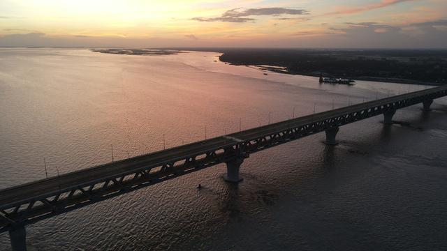 夕阳下的帕德玛大桥。中铁大桥局供图