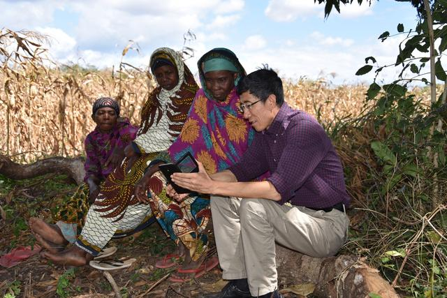 2015年7月，中国农业大学李小云教授与坦桑尼亚村民进行交流。中国农业大学供图