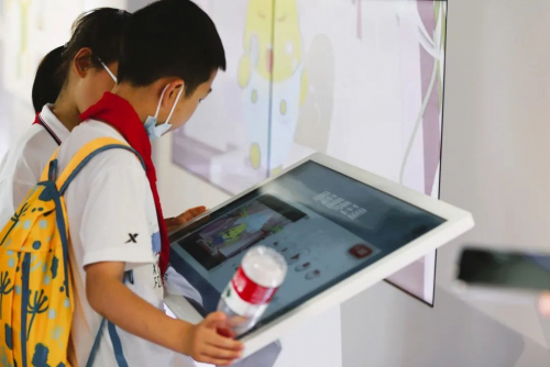 　　小朋友观看酵母营养动画