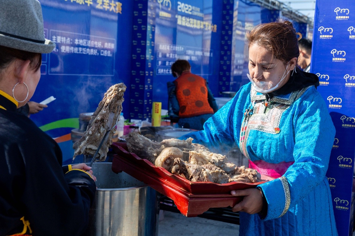 　　“最香达茂草原羊”现场烹煮