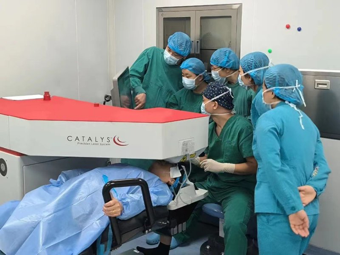 　　医生使用强生眼力健“Catalys白力士”飞秒激光白内障手术设备为患者手术