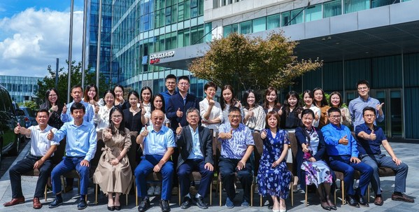 　　出席会议嘉宾全体合影