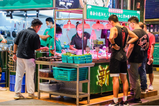 　　▲猪杂粥商家将猪肉档口摆在餐厅门口，方便顾客挑选（林超/摄）