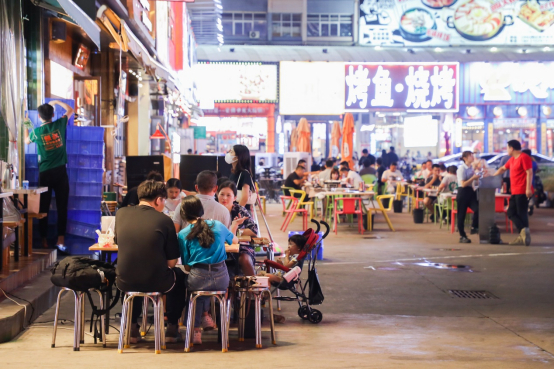 　　▲广州市民在深夜享受美食（林超/摄）