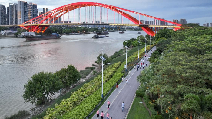 三龙湾“8.8徒步”活动中，市民沿佛山新城滨河景观带行走。/佛山日报记者 符诗贺 摄