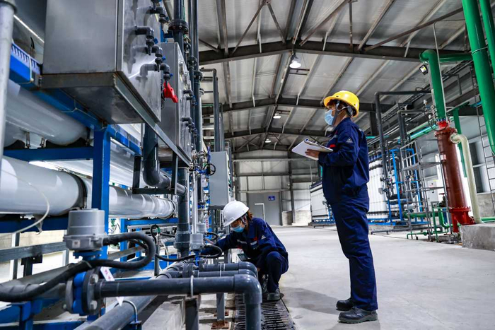 瑞美达企业工人正在对设备进行检测。　尹明晓摄