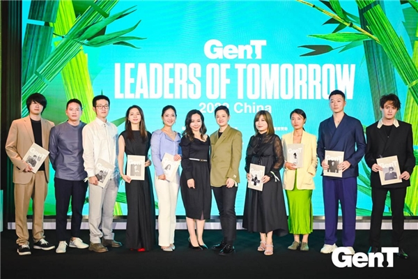 　　图:paco、Vero、Michelle与到场的艺术和可持续领域上榜人合影