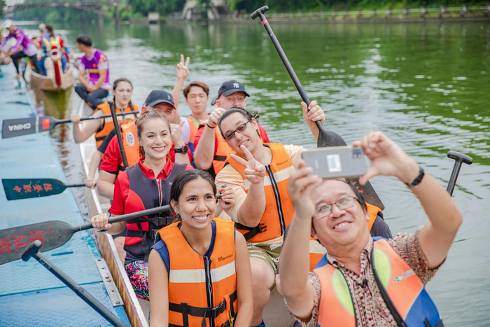 中外才子与龙舟合影留念。佛山日报记者 周春 摄