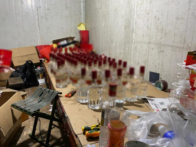 真酒包装盒回收制售假酒，消费者真假难辨。北京市公安局环食药旅总队供图。