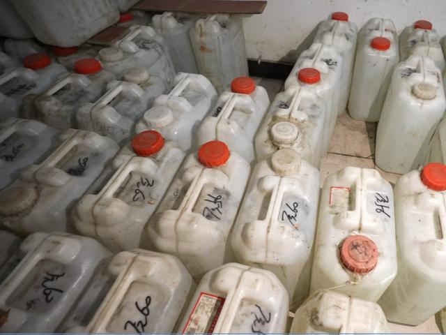 警方在制假窝点起获的假酒。北京市公安局环食药旅总队供图。