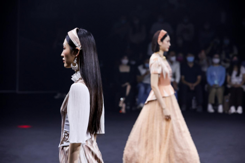 　　艾德莱斯，丝路生花