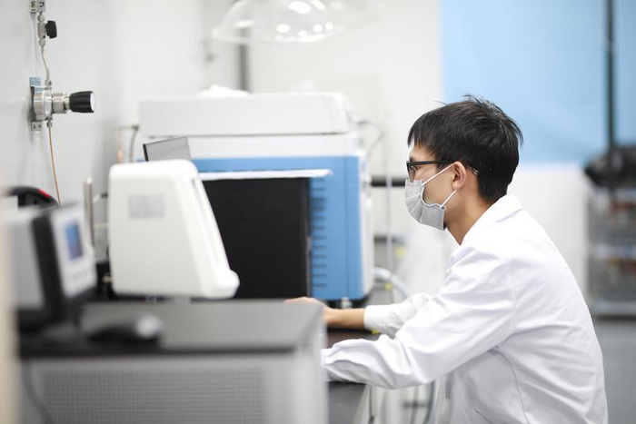 季华实验室近场光学研究团队科研人员正在做实验。佛山日报记者 张弘弢 摄