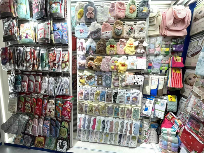 义乌商家琳琅满目的热水袋产品。（图源：义乌购）