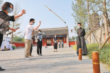 　　本次国潮文化市集开展了非遗文化市集、汉服打卡、游艺互动体验等活动。本报记者 白继开 摄