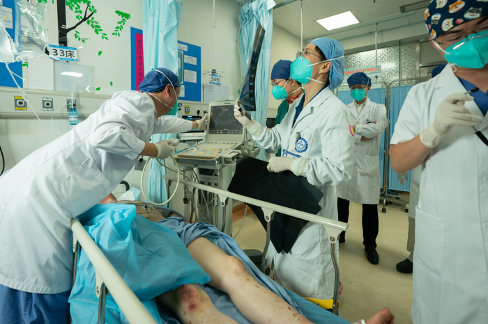 甘宇被转运到华西医院救治。华西医院 供图
