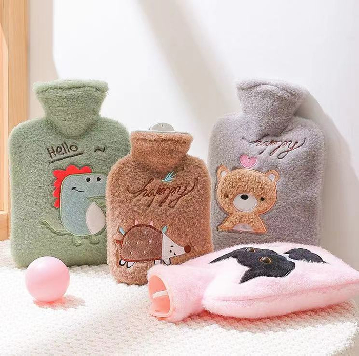 义乌商家发现，有着创意外形的热水袋今年更适合内销。（图源：义乌购）