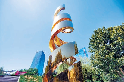 如今，蓝天下的中关村广场，“生命”雕塑分外耀眼。 王海欣摄