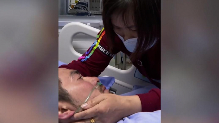 父母探望甘宇。视频截图